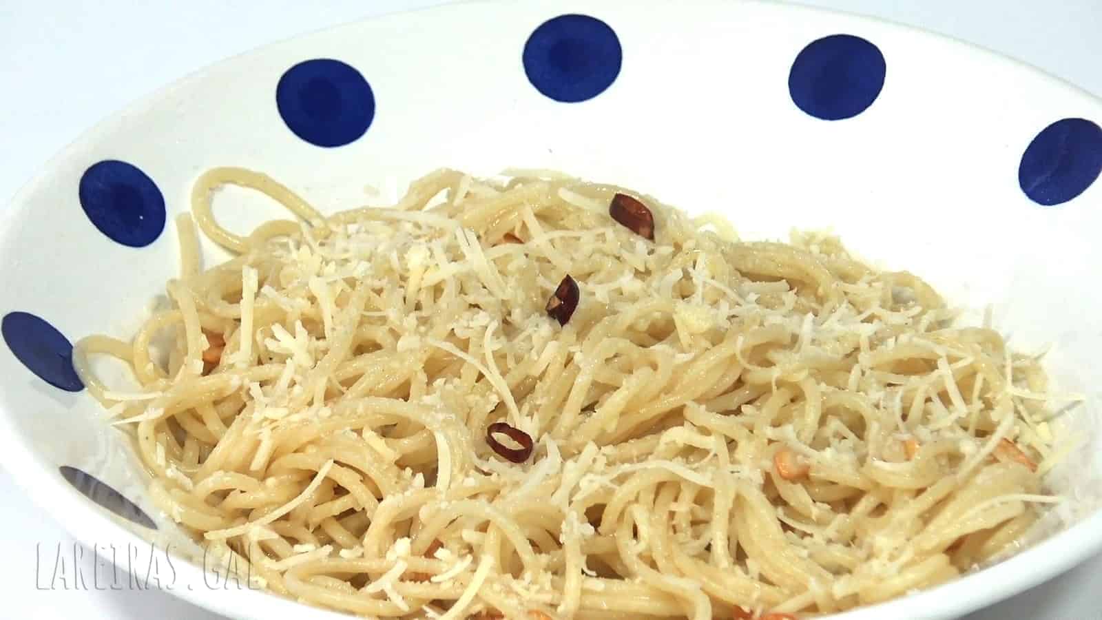 Espaguetes aglio e olio (allo e aceite)
