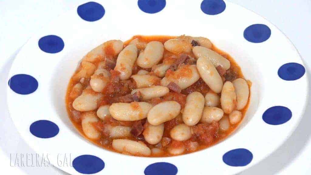 White beans with ham and tomato