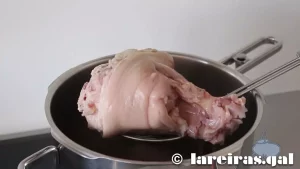 Codillo de cerdo con grelos