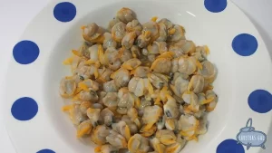 Empanada de berberechos (masa de maíz y centeno)